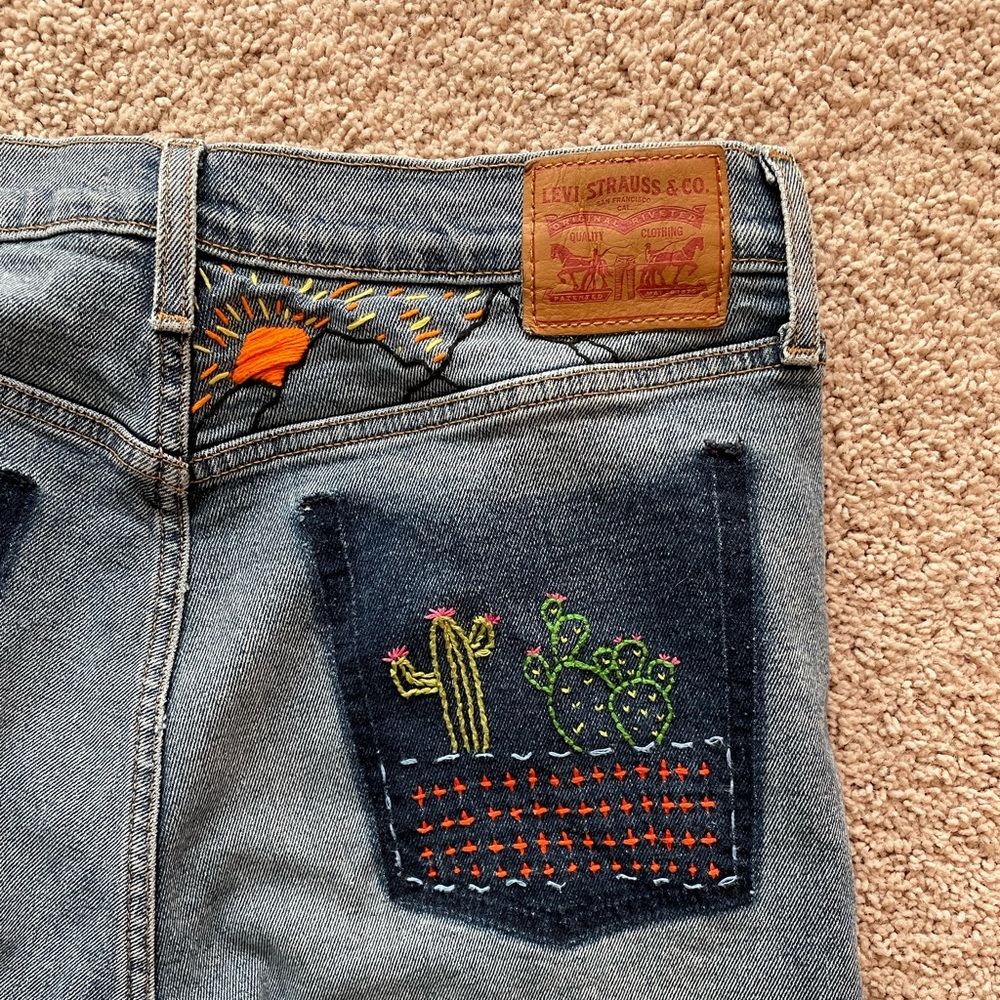 Levi’s Wedgie Fit High Rise Embroidered Jeans Size 32 - Picture 6 of 13